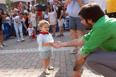 El Ayuntamiento de Tudela entregó ayer cerca de 260 'pañuelicos' de fiestas a los nacidos en el año 2017