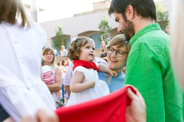 El Ayuntamiento de Tudela entregó ayer cerca de 260 'pañuelicos' de fiestas a los nacidos en el año 2017