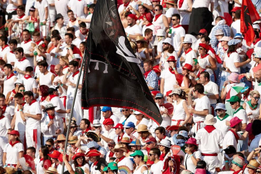 Público asistente a la Plaza de Toros de Pamplona durante la última corrida de la Feria del Toro 2018.