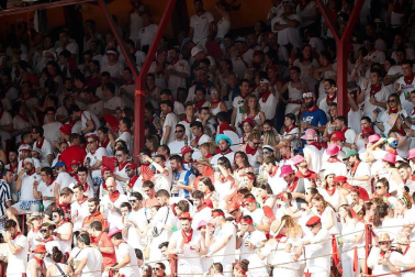 Público asistente a la Plaza de Toros de Pamplona durante la última corrida de la Feria del Toro 2018.