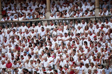 Público asistente a la Plaza de Toros de Pamplona durante la última corrida de la Feria del Toro 2018.