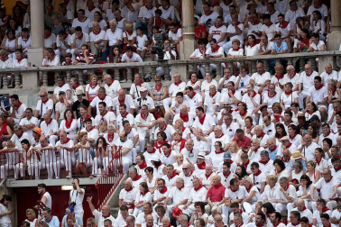 Público asistente a la Plaza de Toros de Pamplona durante la última corrida de la Feria del Toro 2018.