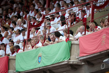 Público asistente a la Plaza de Toros de Pamplona durante la última corrida de la Feria del Toro 2018.