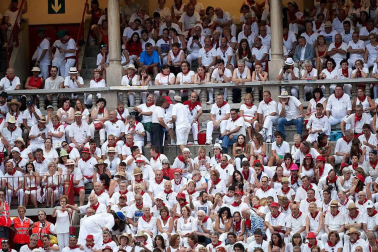Público asistente a la Plaza de Toros de Pamplona durante la última corrida de la Feria del Toro 2018.