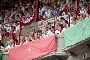 Público asistente a la Plaza de Toros de Pamplona durante la última corrida de la Feria del Toro 2018.