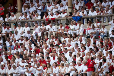 Público asistente a la Plaza de Toros de Pamplona durante la última corrida de la Feria del Toro 2018.