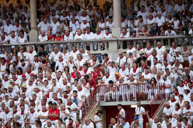 Público asistente a la Plaza de Toros de Pamplona durante la última corrida de la Feria del Toro 2018.