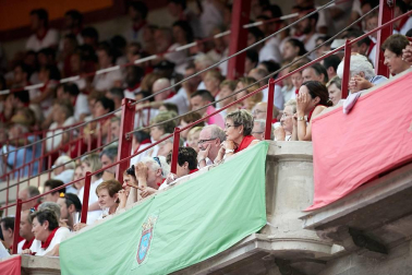 Público asistente a la Plaza de Toros de Pamplona durante la última corrida de la Feria del Toro 2018.