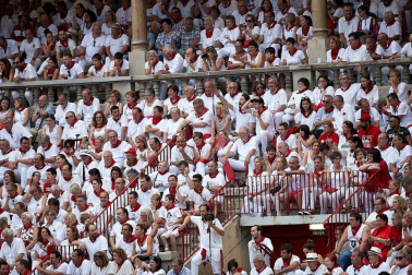 Público asistente a la Plaza de Toros de Pamplona durante la última corrida de la Feria del Toro 2018.