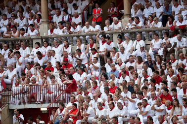 Público asistente a la Plaza de Toros de Pamplona durante la última corrida de la Feria del Toro 2018.