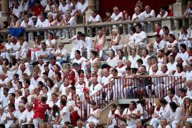 Público asistente a la Plaza de Toros de Pamplona durante la última corrida de la Feria del Toro 2018.