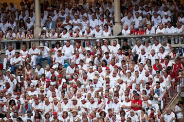 Público asistente a la Plaza de Toros de Pamplona durante la última corrida de la Feria del Toro 2018.