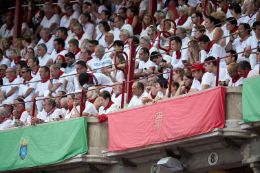 Público asistente a la Plaza de Toros de Pamplona durante la última corrida de la Feria del Toro 2018.