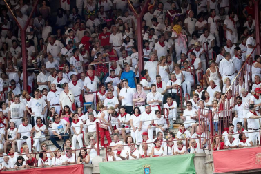 Público asistente a la Plaza de Toros de Pamplona durante la última corrida de la Feria del Toro 2018.