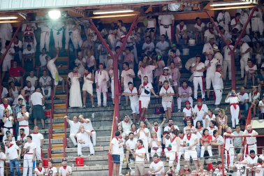 Público asistente a la Plaza de Toros de Pamplona durante la última corrida de la Feria del Toro 2018.