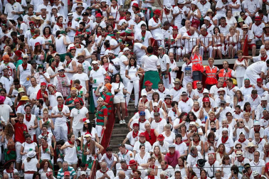 Público asistente a la Plaza de Toros de Pamplona durante la última corrida de la Feria del Toro 2018.