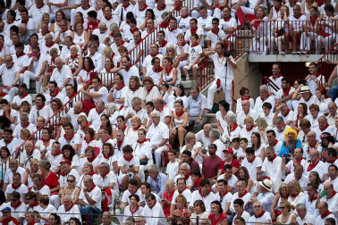 Público asistente a la Plaza de Toros de Pamplona durante la última corrida de la Feria del Toro 2018.