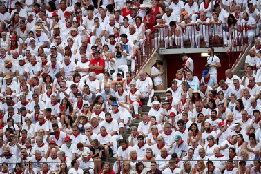 Público asistente a la Plaza de Toros de Pamplona durante la última corrida de la Feria del Toro 2018.