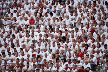 Público asistente a la Plaza de Toros de Pamplona durante la última corrida de la Feria del Toro 2018.