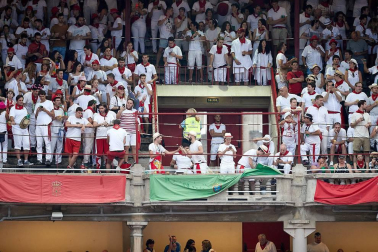 Público asistente a la Plaza de Toros de Pamplona durante la última corrida de la Feria del Toro 2018.