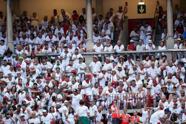 Público asistente a la Plaza de Toros de Pamplona durante la última corrida de la Feria del Toro 2018.