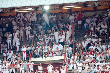 Público asistente a la Plaza de Toros de Pamplona durante la última corrida de la Feria del Toro 2018.