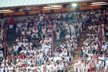 Público asistente a la Plaza de Toros de Pamplona durante la última corrida de la Feria del Toro 2018.