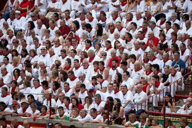 Público asistente a la Plaza de Toros de Pamplona durante la última corrida de la Feria del Toro 2018.