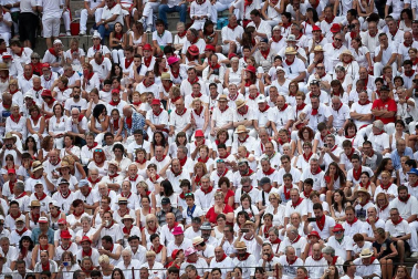 Público asistente a la Plaza de Toros de Pamplona durante la última corrida de la Feria del Toro 2018.