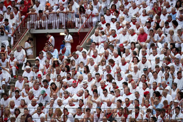Público asistente a la Plaza de Toros de Pamplona durante la última corrida de la Feria del Toro 2018.