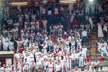 Público asistente a la Plaza de Toros de Pamplona durante la última corrida de la Feria del Toro 2018.
