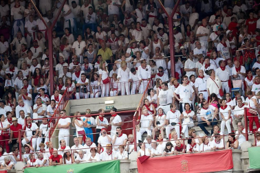 Público asistente a la Plaza de Toros de Pamplona durante la última corrida de la Feria del Toro 2018.