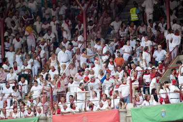 Público asistente a la Plaza de Toros de Pamplona durante la última corrida de la Feria del Toro 2018.