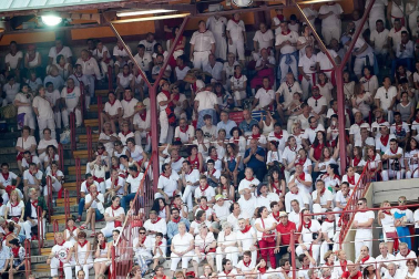 Público asistente a la Plaza de Toros de Pamplona durante la última corrida de la Feria del Toro 2018.