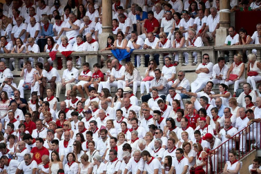 Público asistente a la Plaza de Toros de Pamplona durante la última corrida de la Feria del Toro 2018.