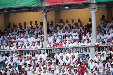 Público asistente a la Plaza de Toros de Pamplona durante la última corrida de la Feria del Toro 2018.