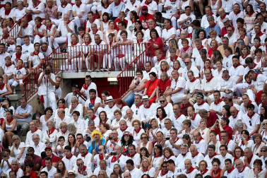 Público asistente a la Plaza de Toros de Pamplona durante la última corrida de la Feria del Toro 2018.