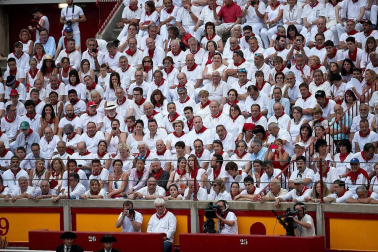 Público asistente a la Plaza de Toros de Pamplona durante la última corrida de la Feria del Toro 2018.