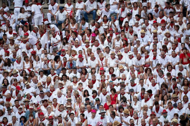 Público asistente a la Plaza de Toros de Pamplona durante la última corrida de la Feria del Toro 2018.