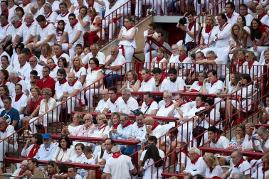 Público asistente a la Plaza de Toros de Pamplona durante la última corrida de la Feria del Toro 2018.