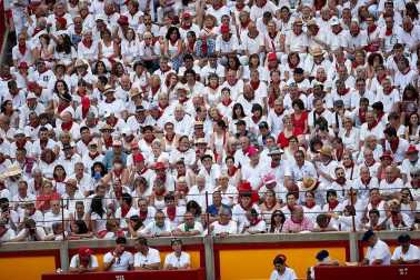Público asistente a la Plaza de Toros de Pamplona durante la última corrida de la Feria del Toro 2018.