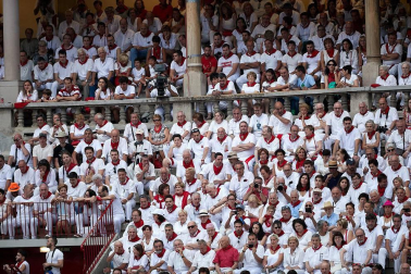 Público asistente a la Plaza de Toros de Pamplona durante la última corrida de la Feria del Toro 2018.