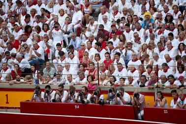 Público asistente a la Plaza de Toros de Pamplona durante la última corrida de la Feria del Toro 2018.