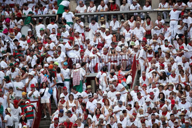 Público asistente a la Plaza de Toros de Pamplona durante la última corrida de la Feria del Toro 2018.