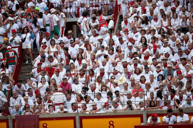 Público asistente a la Plaza de Toros de Pamplona durante la última corrida de la Feria del Toro 2018.