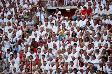 Público asistente a la Plaza de Toros de Pamplona durante la última corrida de la Feria del Toro 2018.