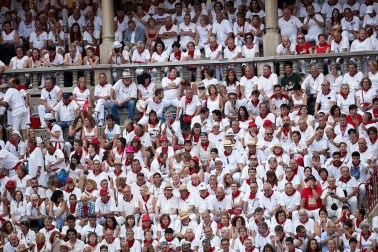 Público asistente a la Plaza de Toros de Pamplona durante la última corrida de la Feria del Toro 2018.