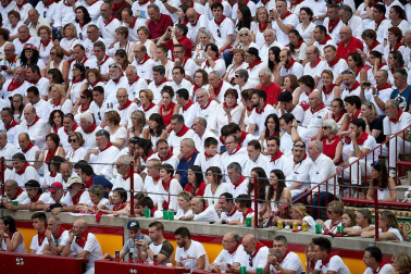 Público asistente a la Plaza de Toros de Pamplona durante la última corrida de la Feria del Toro 2018.