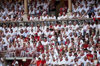Público asistente a la Plaza de Toros de Pamplona durante la última corrida de la Feria del Toro 2018.