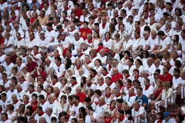 Público asistente a la Plaza de Toros de Pamplona durante la última corrida de la Feria del Toro 2018.